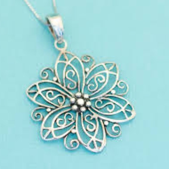Retro Flower Pendant Necklace NEW - Picture 3 of 3